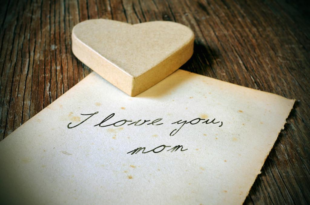 I love you, mom, written on a note paper