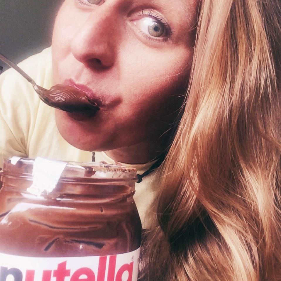 Nutella mit dem Löffel essen